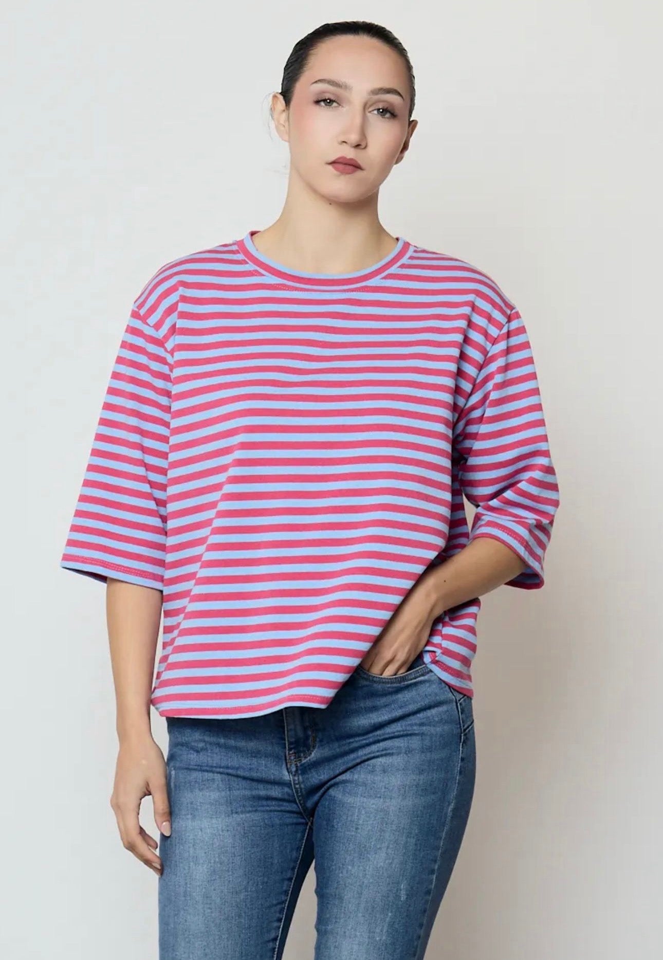 Camiseta de rayas rosa con azul