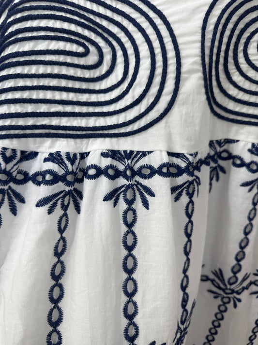 Vestido Blanco Bordado en azul marino