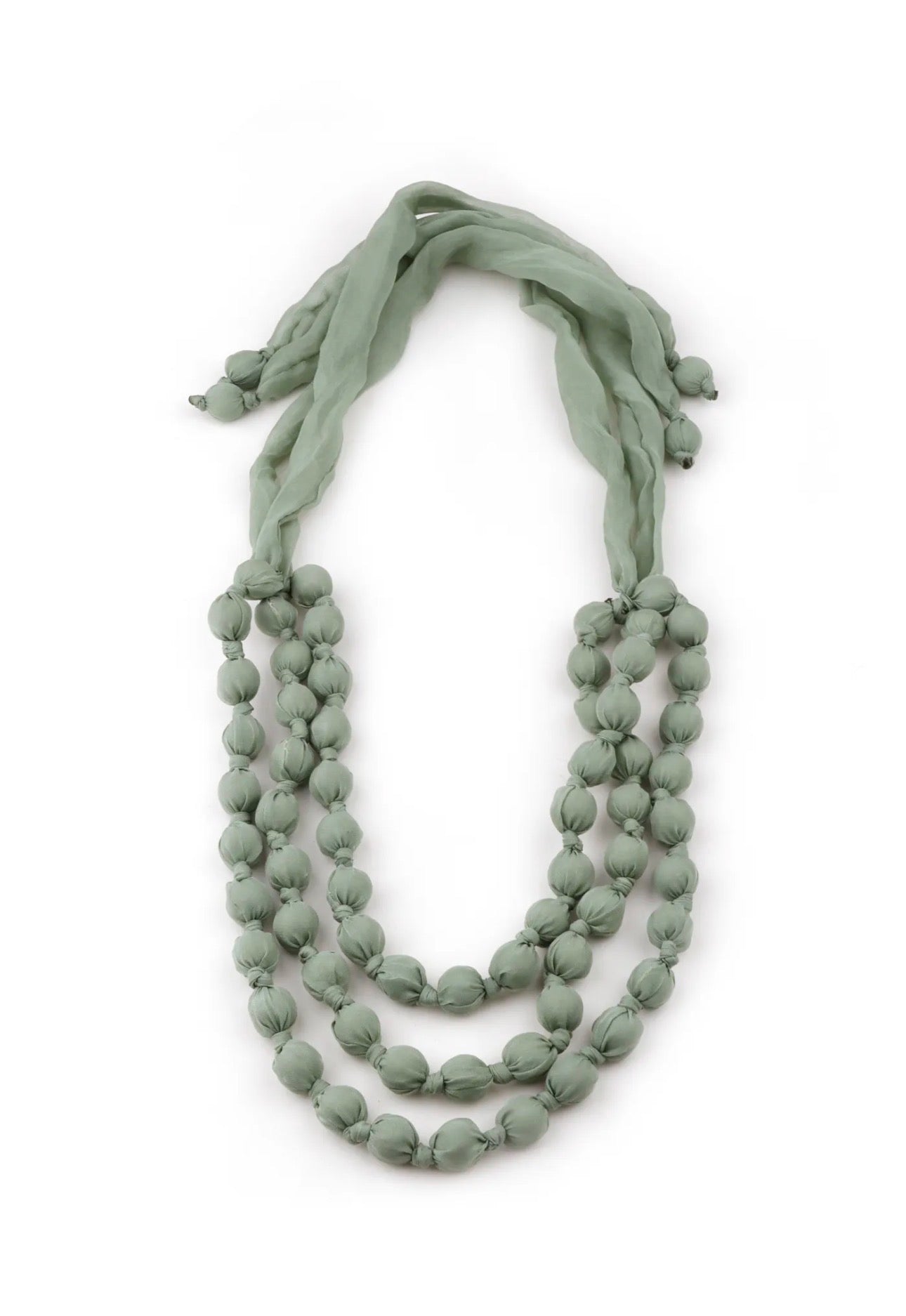 Collar Tres Hileras de Bolas de Tela Verde