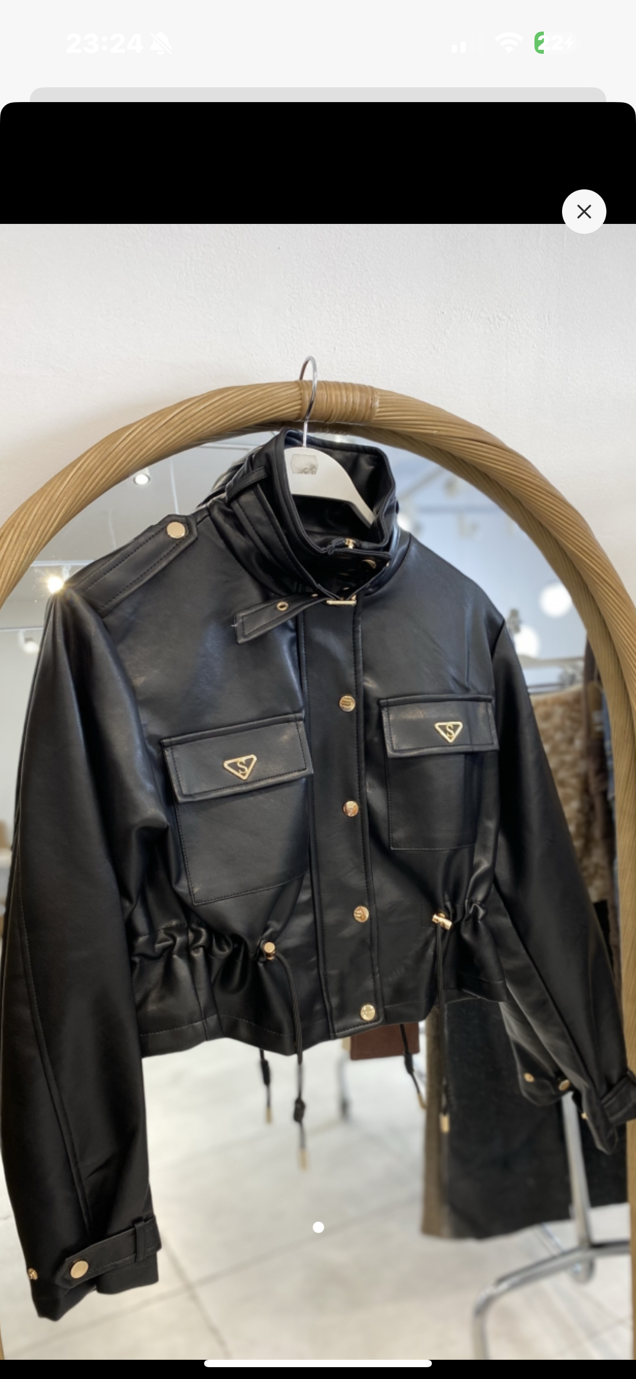 Chaqueta Corta de polipiel Negra con Detalles Dorados