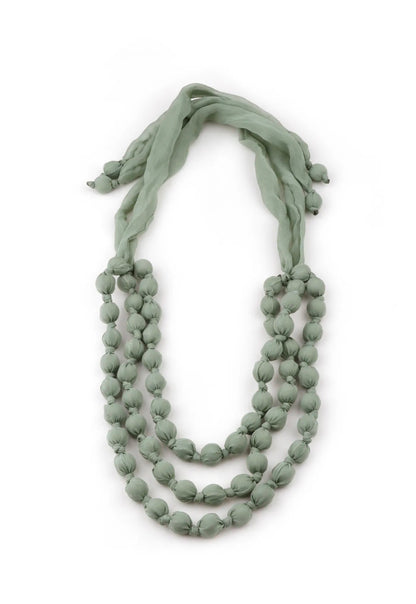 Collar Tres Hileras de Bolas de Tela Verde