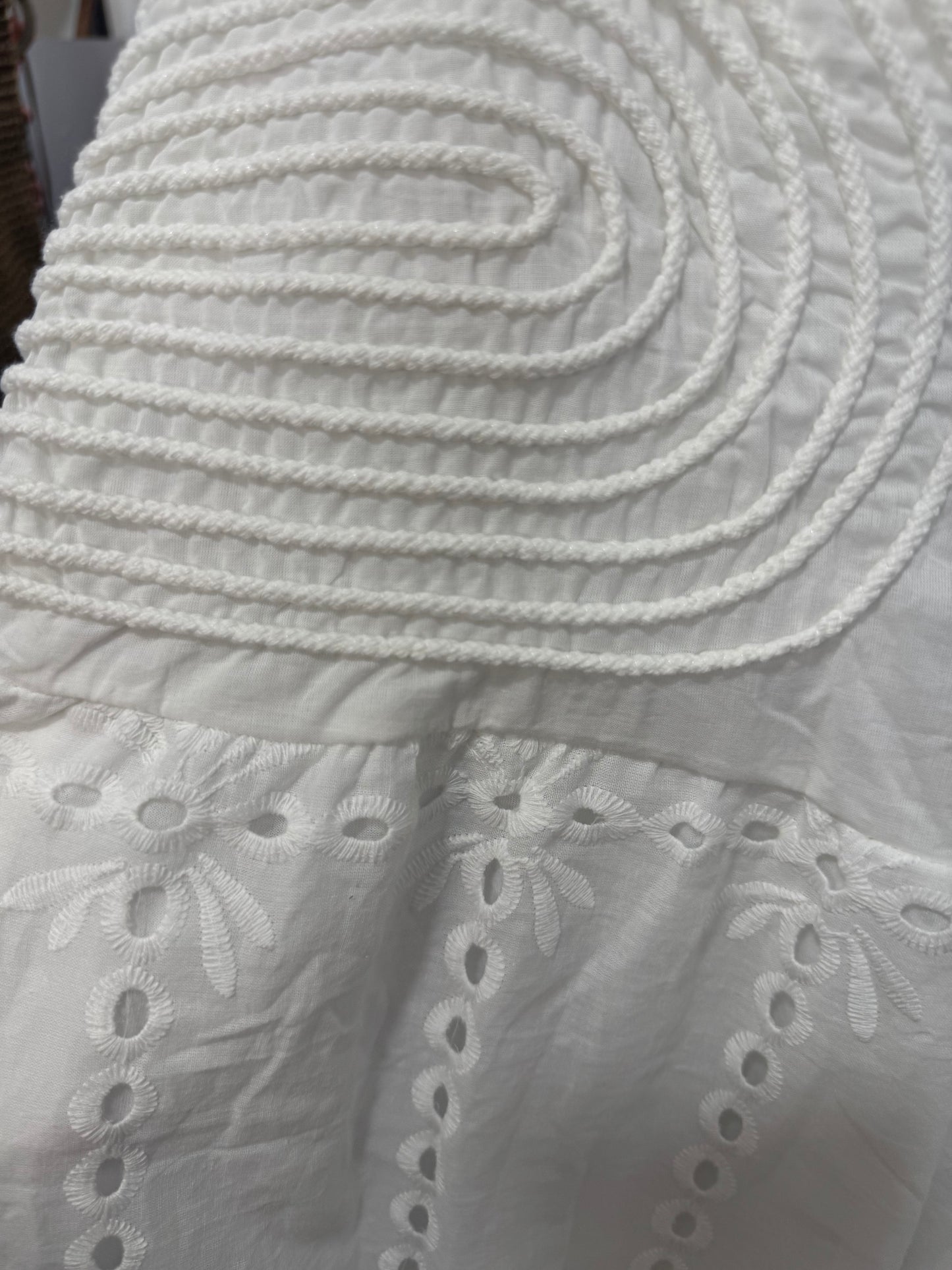 Vestido blanco bordado con blanco