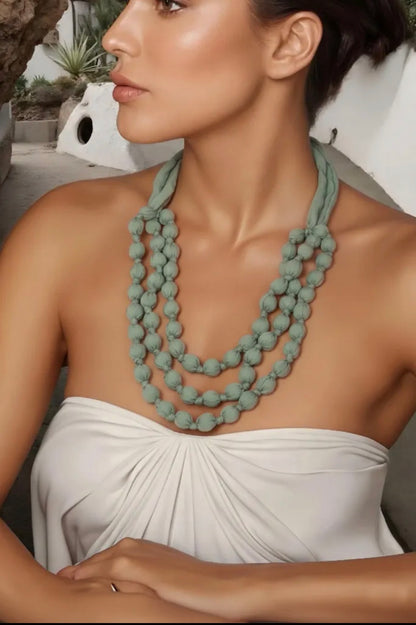 Collar Tres Hileras de Bolas de Tela Verde
