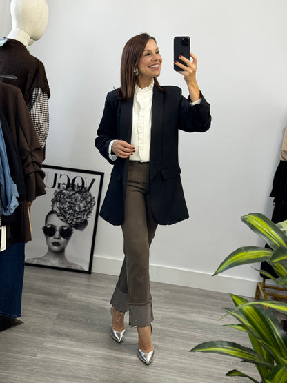 Pantalón vaquero con doblez brillante