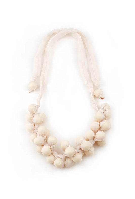 Collar Bolas de Tela Anudadas Blanco