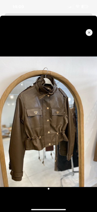 Chaqueta Corta de polipiel Negra con Detalles Dorados