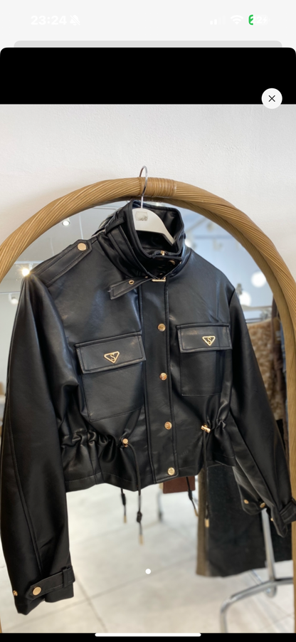 Chaqueta Corta de polipiel Negra con Detalles Dorados