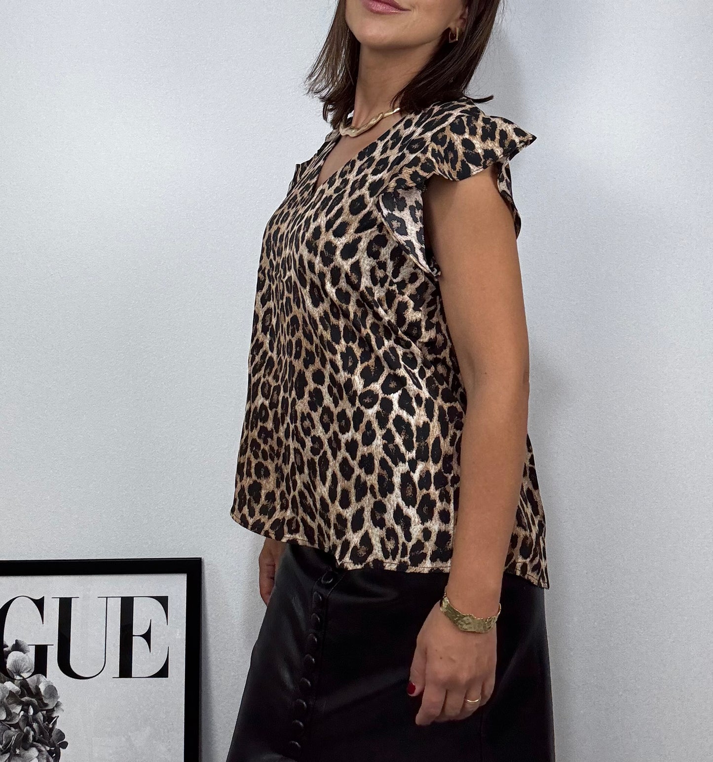 Top animal print con volantes en mangas