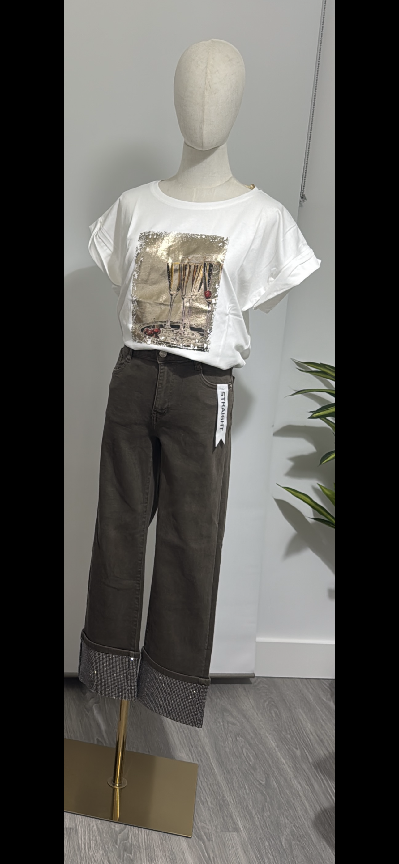 Pantalón vaquero con doblez brillante